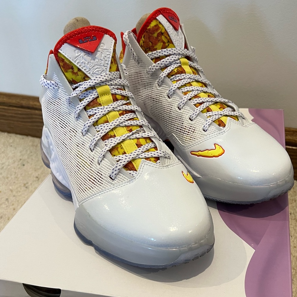 Nike Flinstone x LeBron XIX Low Fruity Pebbles White and Yellow Sneakers Size 11